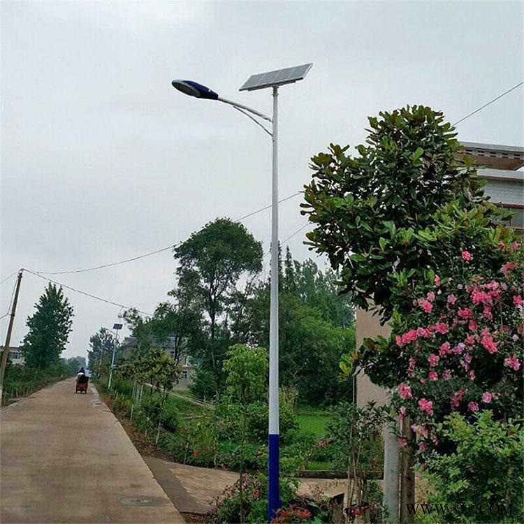 锂电一体路灯现货热销,抱箍太阳能路灯农村安装报价,工厂直销5米6米自弯臂市电路灯图1