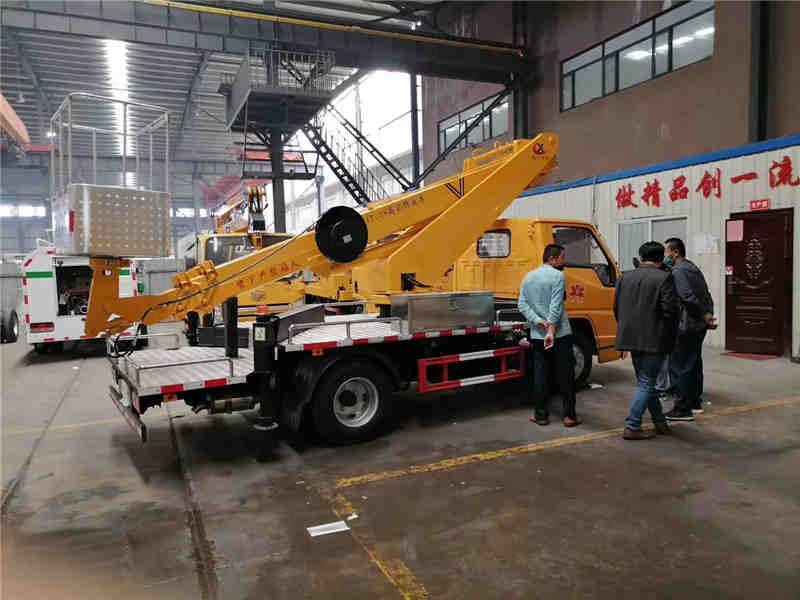 20米直臂广告牌安装车路灯检修车批发